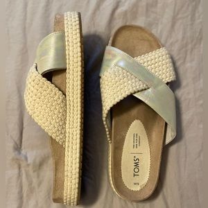Tom’s slides, size 9w, cream/tan